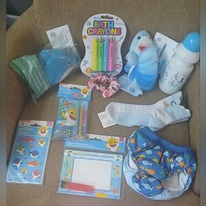 10: baby shark: sponge,bath crayon,stickers,2 play packs,cup, socks,snack cup +2